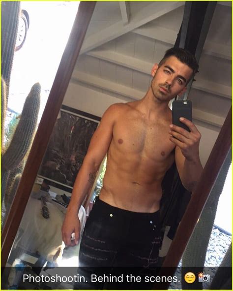 Are Joe Jonas and Nick Jonas Are in a Shirtless Selfie。